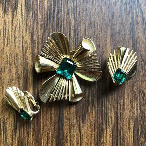 Rare Crown Trifari Gold Tone Emerald Atomic Starburst Pin and Clip On Earrings
